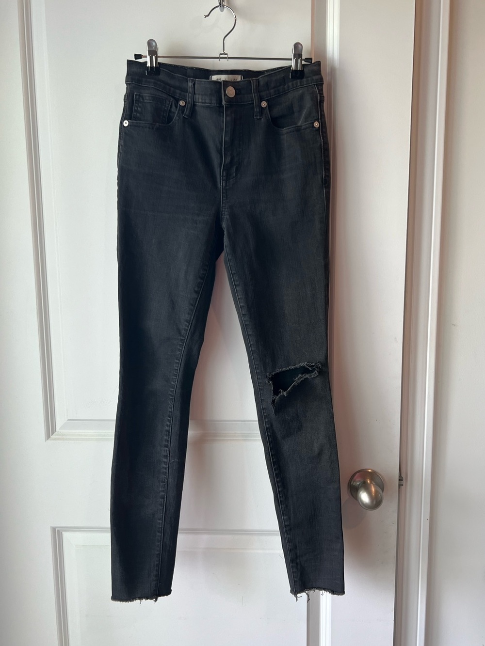 Madewell Black Skinny Jeans with Knee Rip. Size 26
